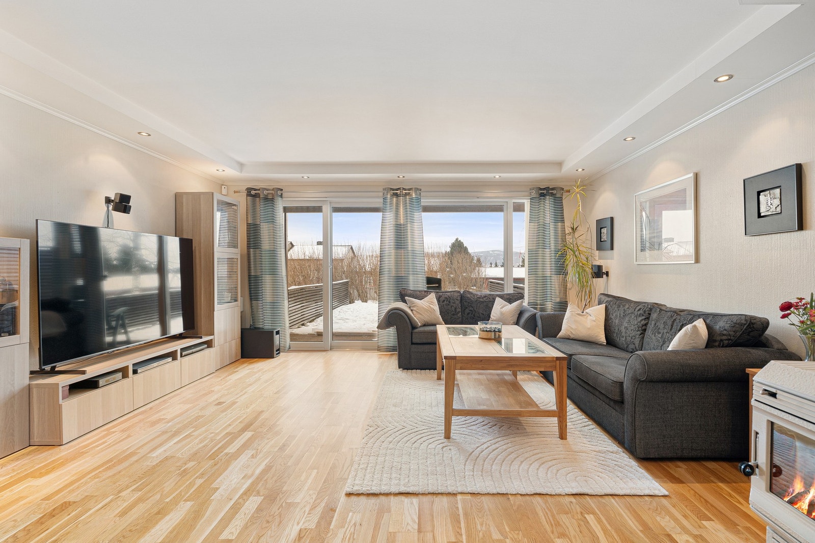 Velkommen til en flott rekkehusleilighet over to plan med attraktiv endebeliggenhet. Galleribilde