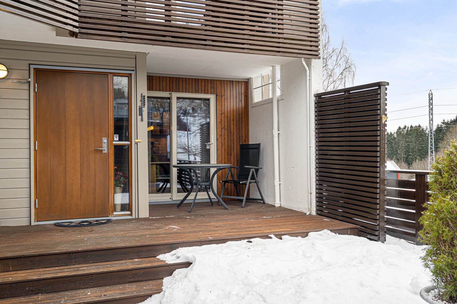 Innbydende inngangsparti med solrik terrasse på 12 kvm. Galleribilde