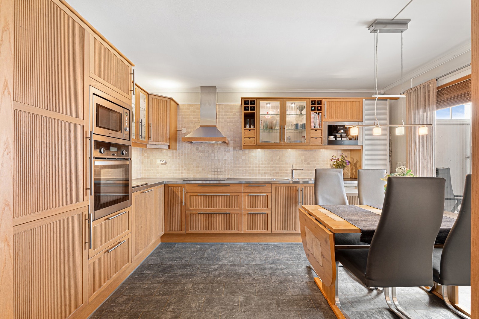 Lekkert og stort kjøkken med integrerte hvitevarer. Galleribilde