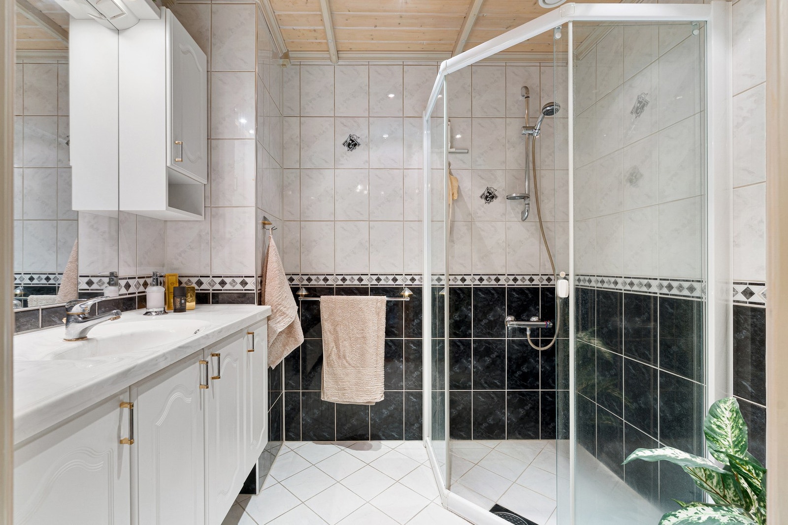 Pent, flislagt baderom med elektrisk gulvvarme. Galleribilde