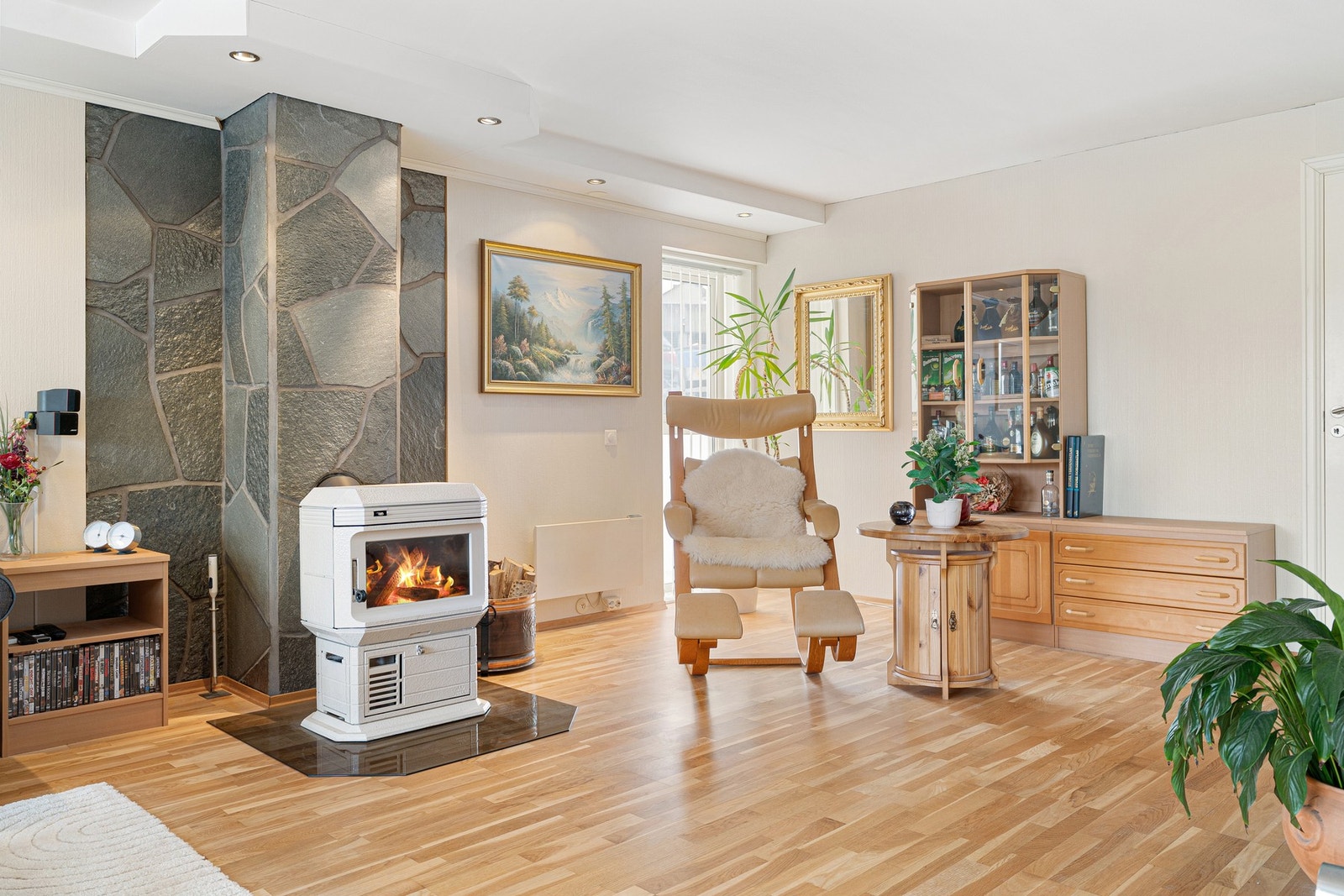 Boligen varmes opp av elektrisitet og vedfyring. Balansert ventilasjon i boligen, som bidrar til et godt inneklima. Galleribilde