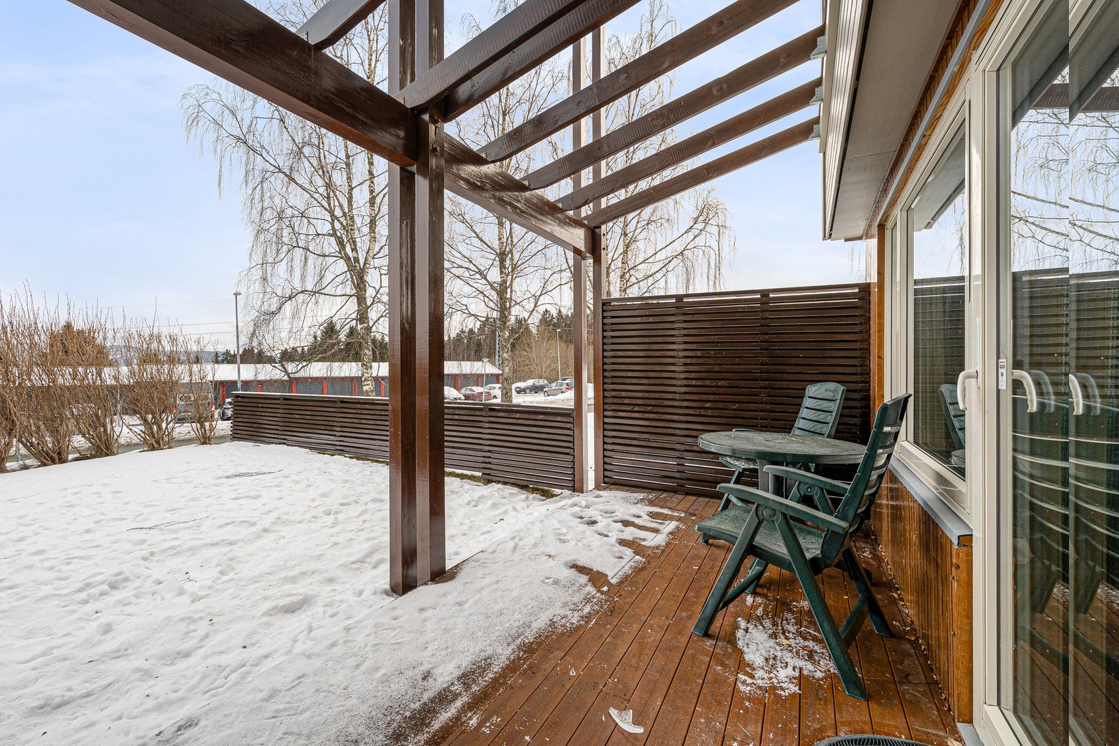 Fra stuen er det utgang til en av leilighetens terrasser. Galleribilde