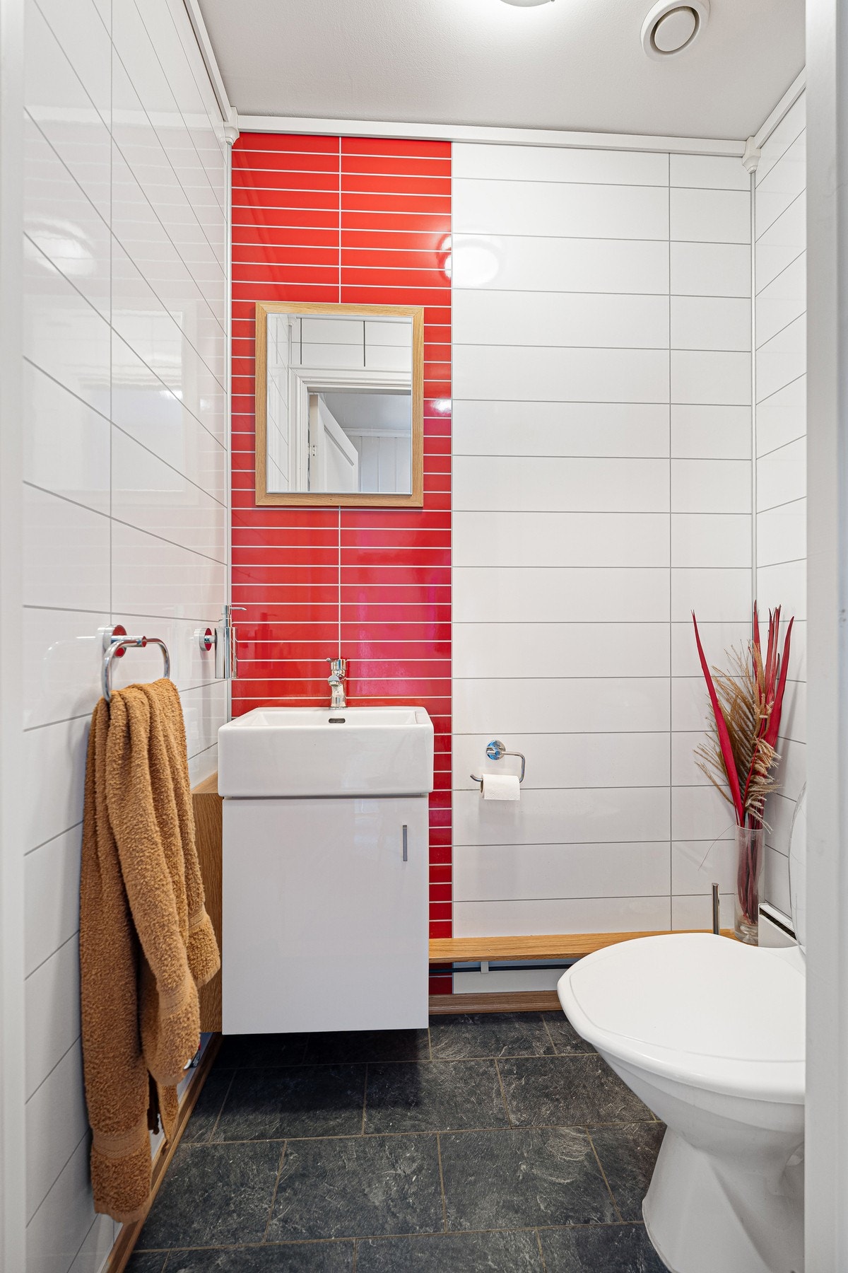 Separat toalettrom i 1. etasje ved inngangspartiet. Galleribilde