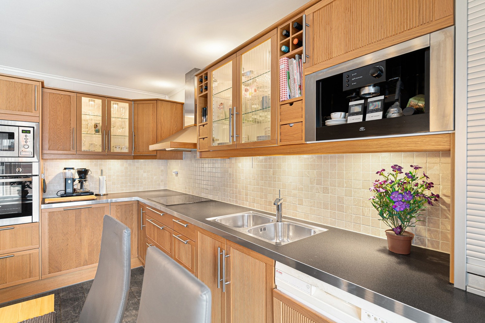 God skap- og benkeplass på kjøkkenet. Galleribilde