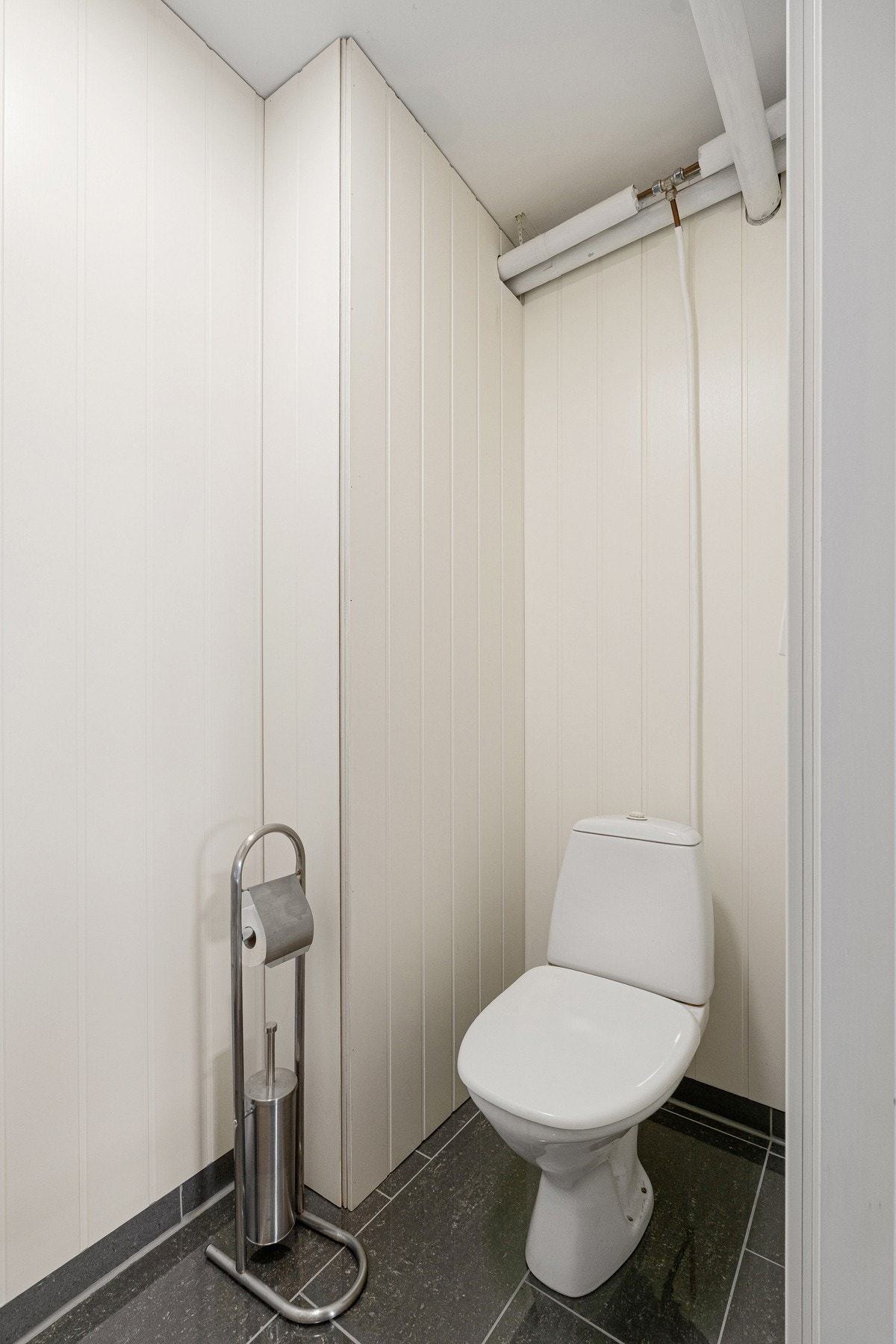 Separat toalett i underetasjen, oppusset i 2025/26. Galleribilde