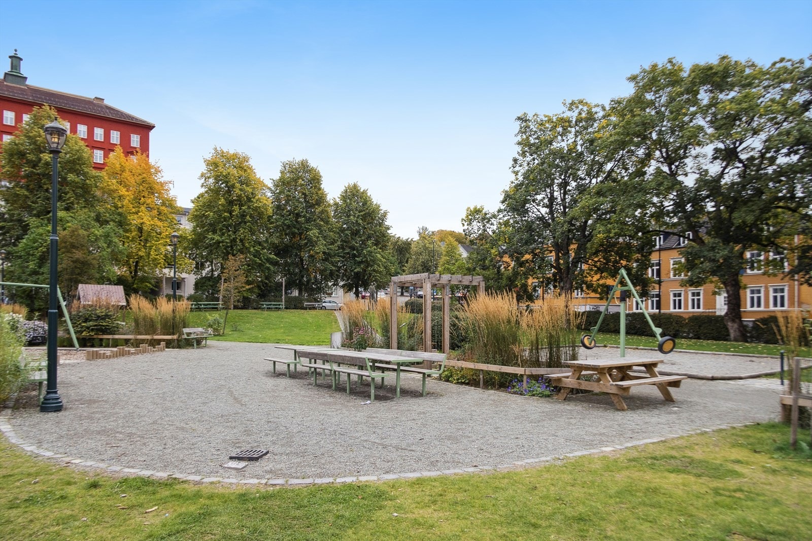 Kort vei til hyggelig park med lekeplass og sittegrupper gir gode muligheter for rekreasjon. Galleribilde