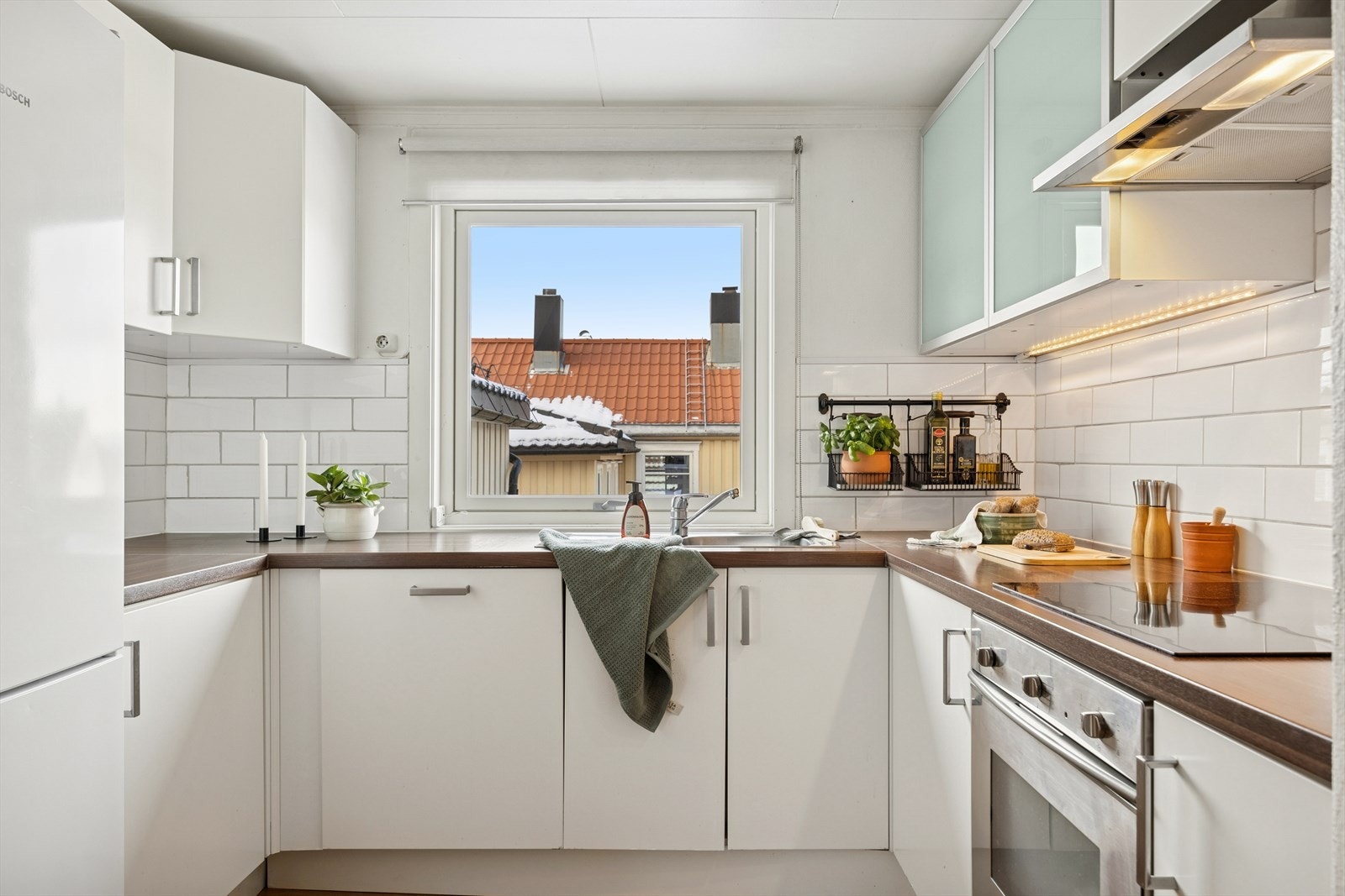 Kjøkkenet er innredet med slette fronter og laminert benkeplate, noe som gir en praktisk og funksjonell arbeidsflate. Galleribilde