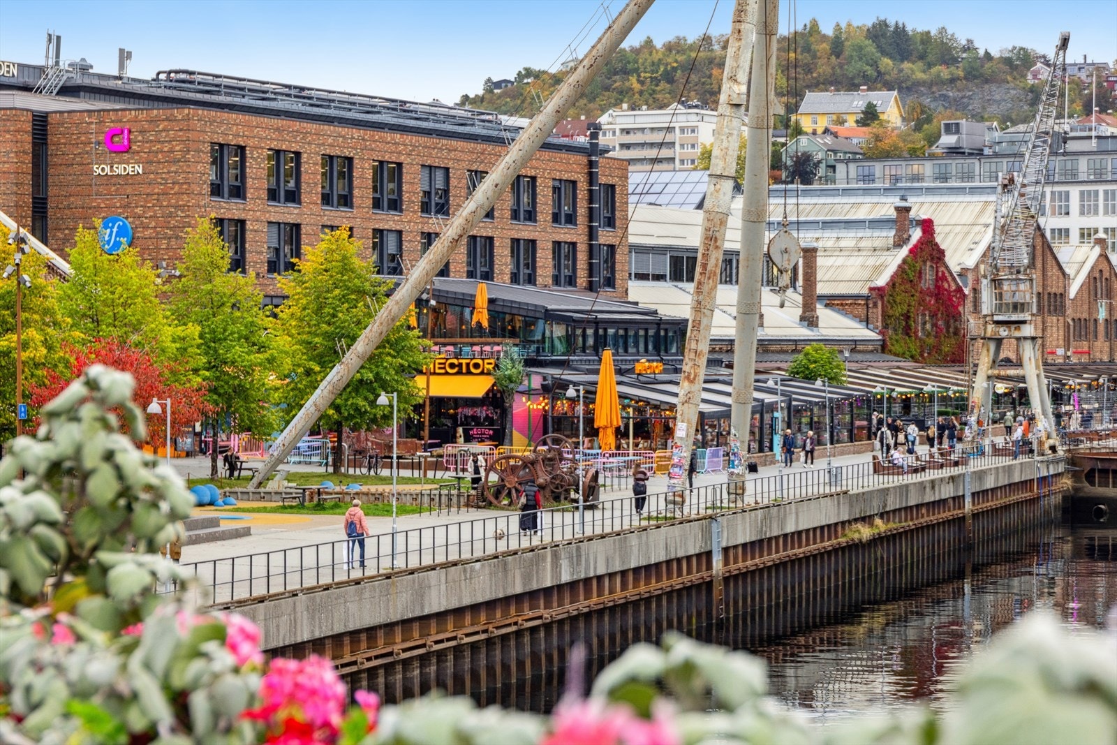 Solsiden er et populært område med butikker og restauranter langs vannet. Galleribilde