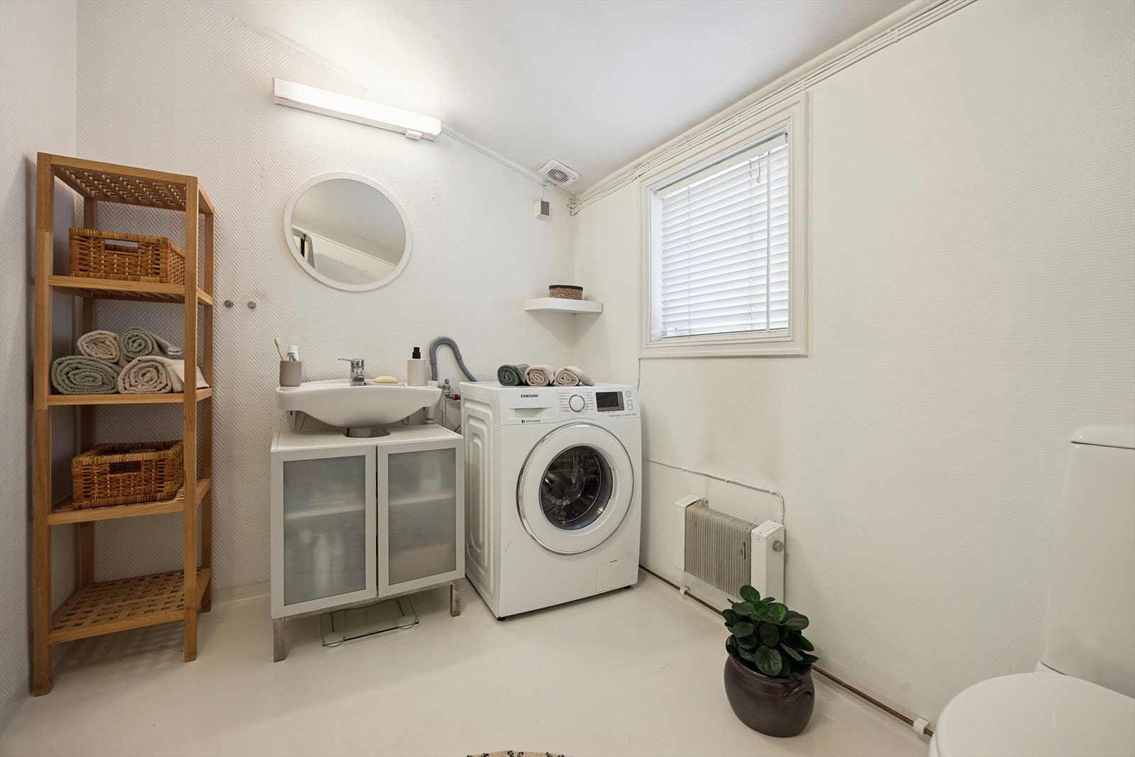 Baderommet har opplegg til vaskemaskin. Galleribilde