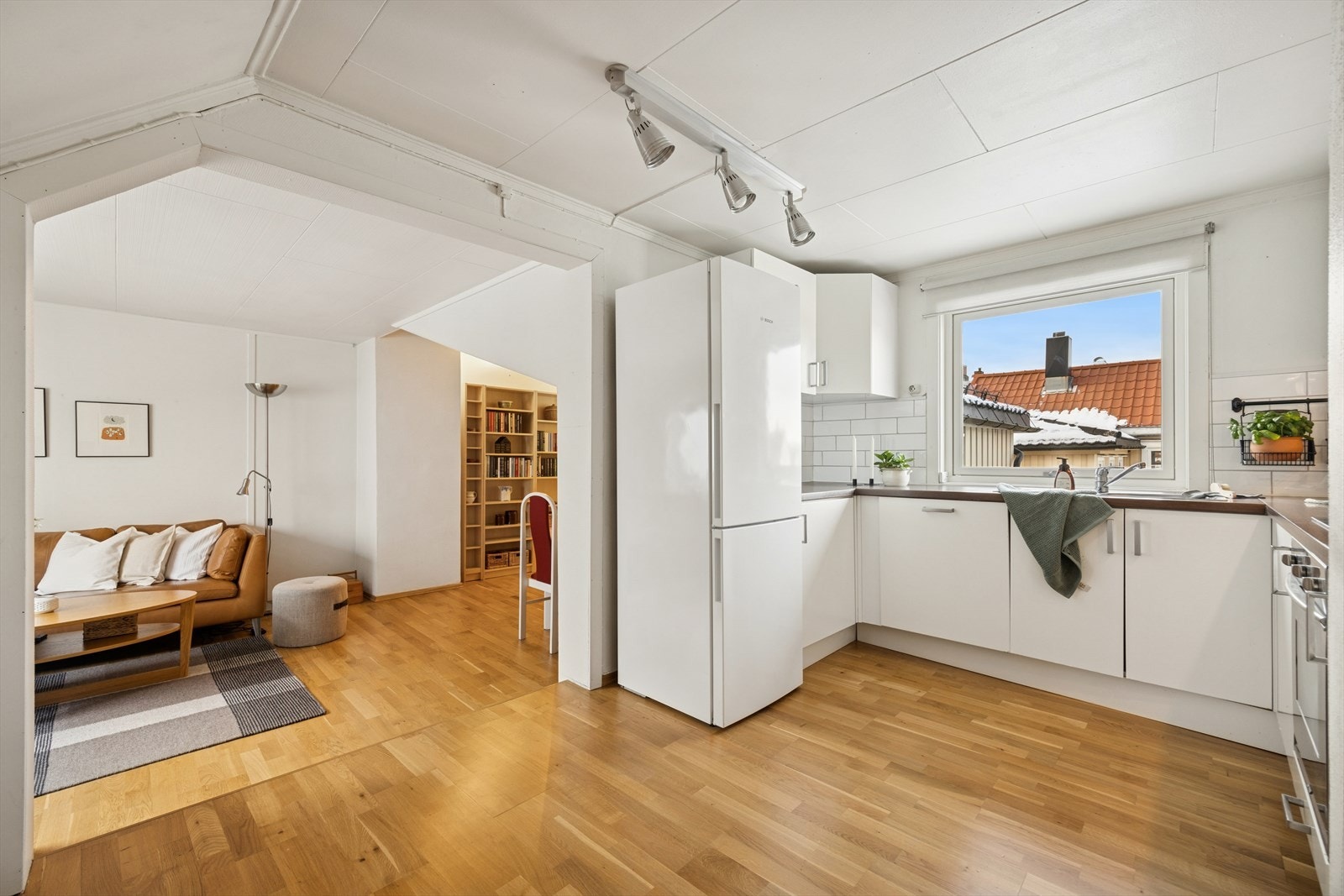 Åpen løsning mellom kjøkken og stue gir en romslig følelse. Galleribilde