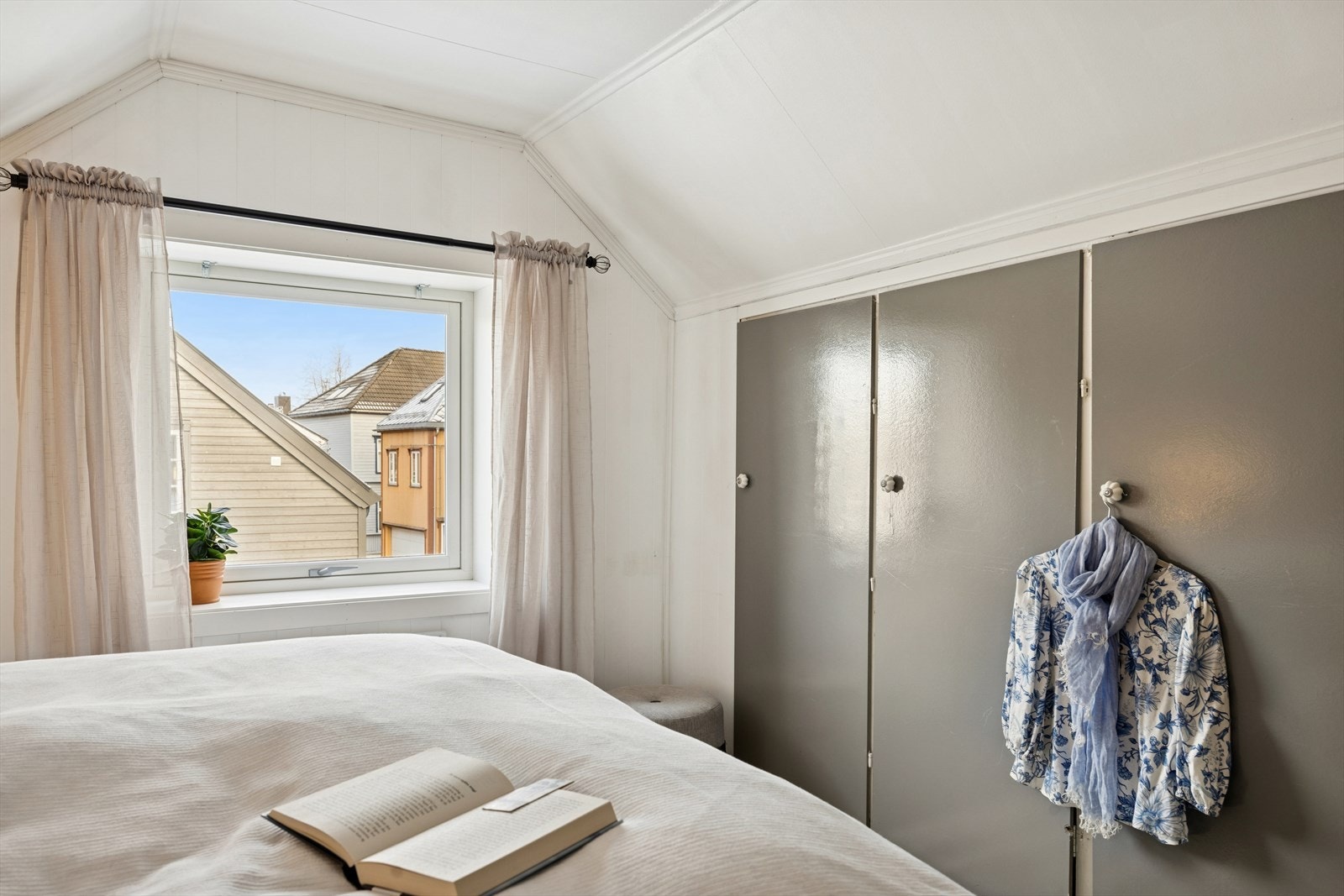 Innebygde skap gir god oppbevaring og bidrar til et ryddig rom. Galleribilde