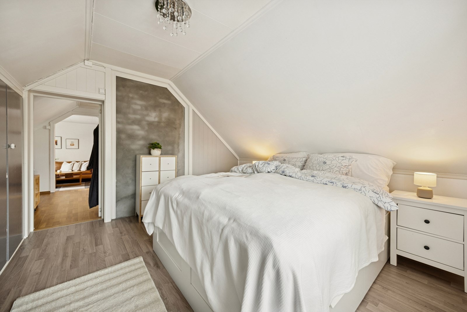 Soverommet er på 10.9 kvm og oppleves lyst og luftig Galleribilde