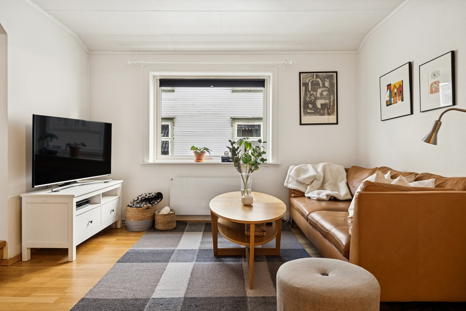 Rommet har god plass til både sofagruppe og TV-møblering, noe som gjør det lett å innrede funksjonelt. Galleribilde