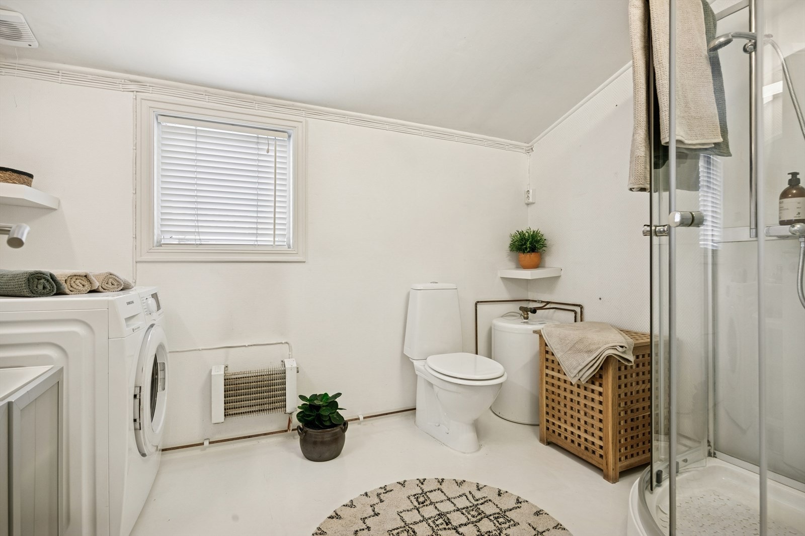 Eldre baderom med dusjkabinett og gulvmontert toalett. Her anbefales det å pusse opp badet. Galleribilde