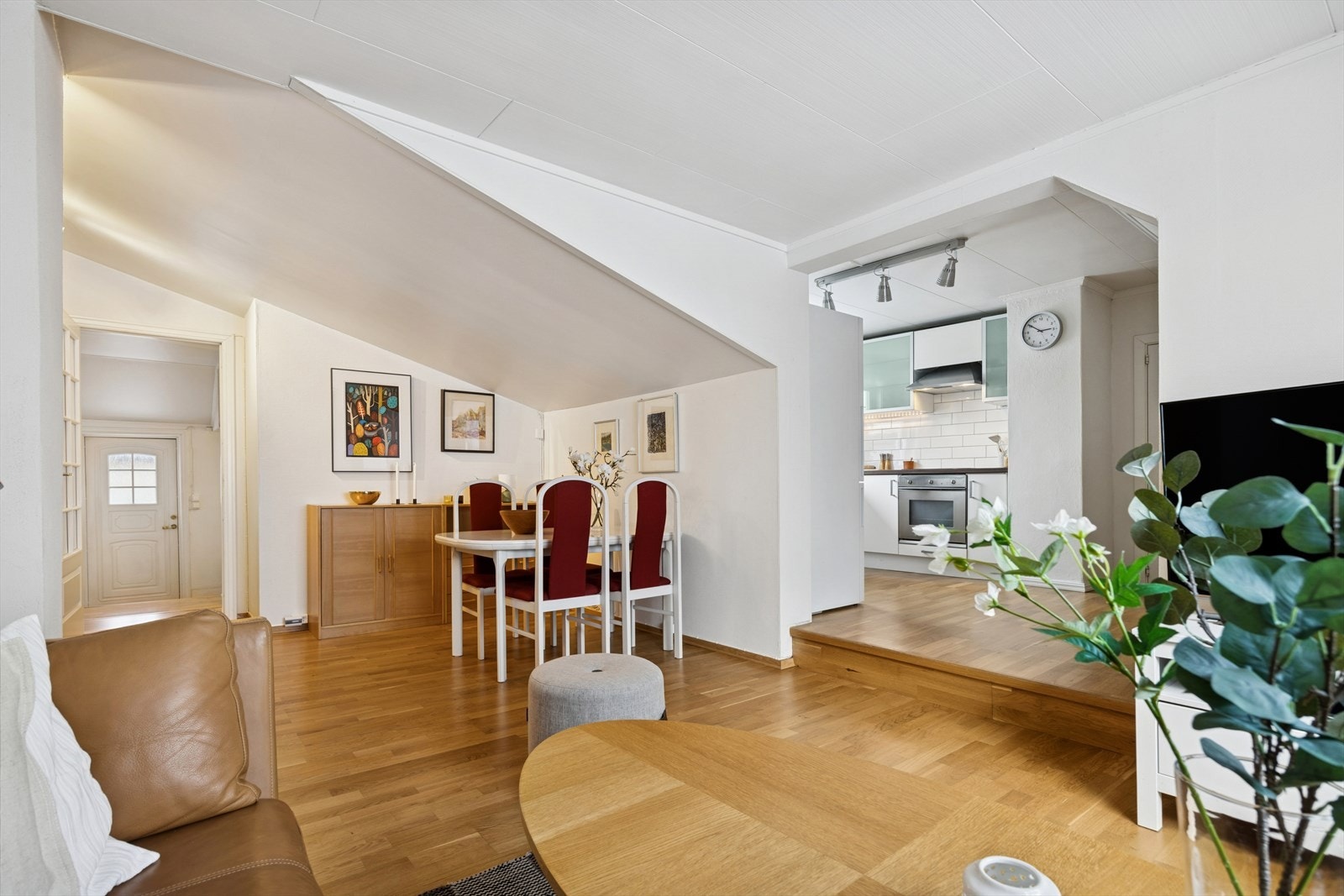 Boligens stue og kjøkken ligger adskilt fra hverandre. Galleribilde