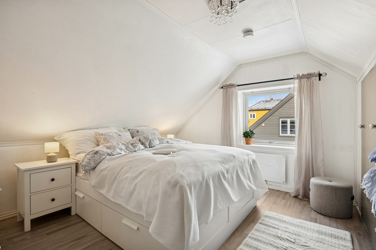 Soverom med god plass til dobbeltseng og tilhørende møbler. Galleribilde