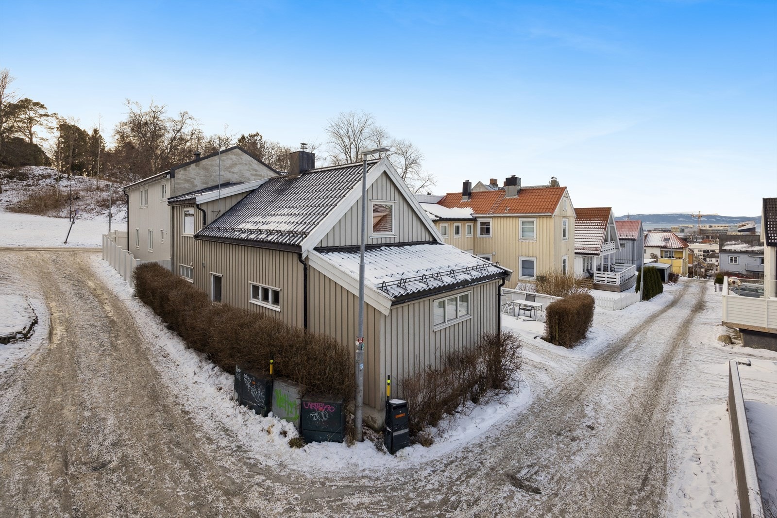 Eiendommen ligger attraktivt til, sentrumsnært men likevel rolig, omgitt av populære rekreasjonsområder som festningsparken og turmulighetene ved Ringve, Lade og Ladestien. Galleribilde