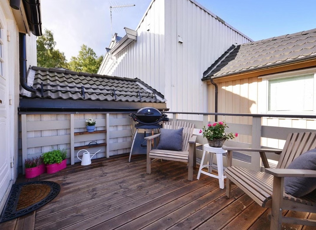 Utenfor inngangsdøren har du din egen terrasse på 7 kvm. Her kan du nytte morgensolen og på ettermiddagen. Galleribilde