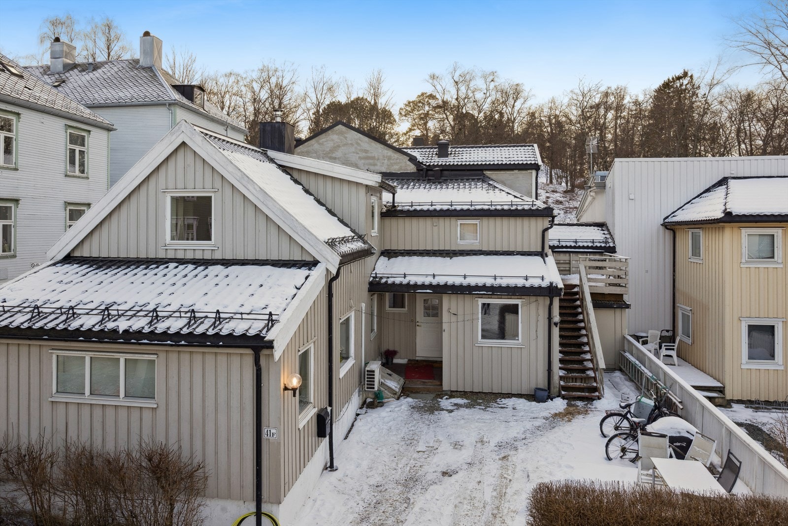 Leiligheten ligger i byggets 2. etasje med utvendig trapp og adkomstveranda. Det er mulig å parkere på egen tomt. Galleribilde