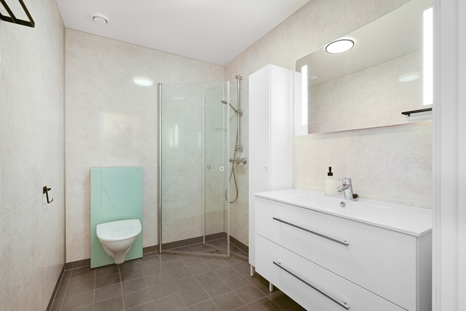 Flott bad med dusj og wc. Galleribilde