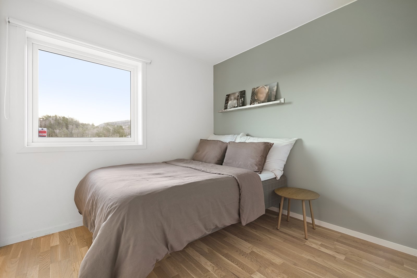 Pent soverom som fremstår som lyst og luftig. Galleribilde