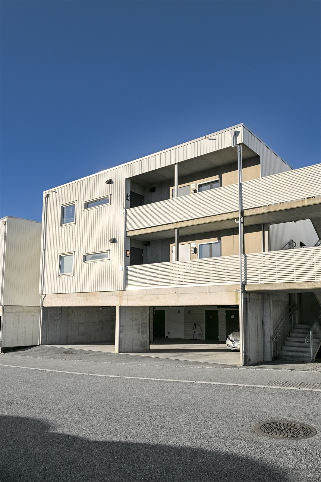 Parkering i carport. Galleribilde