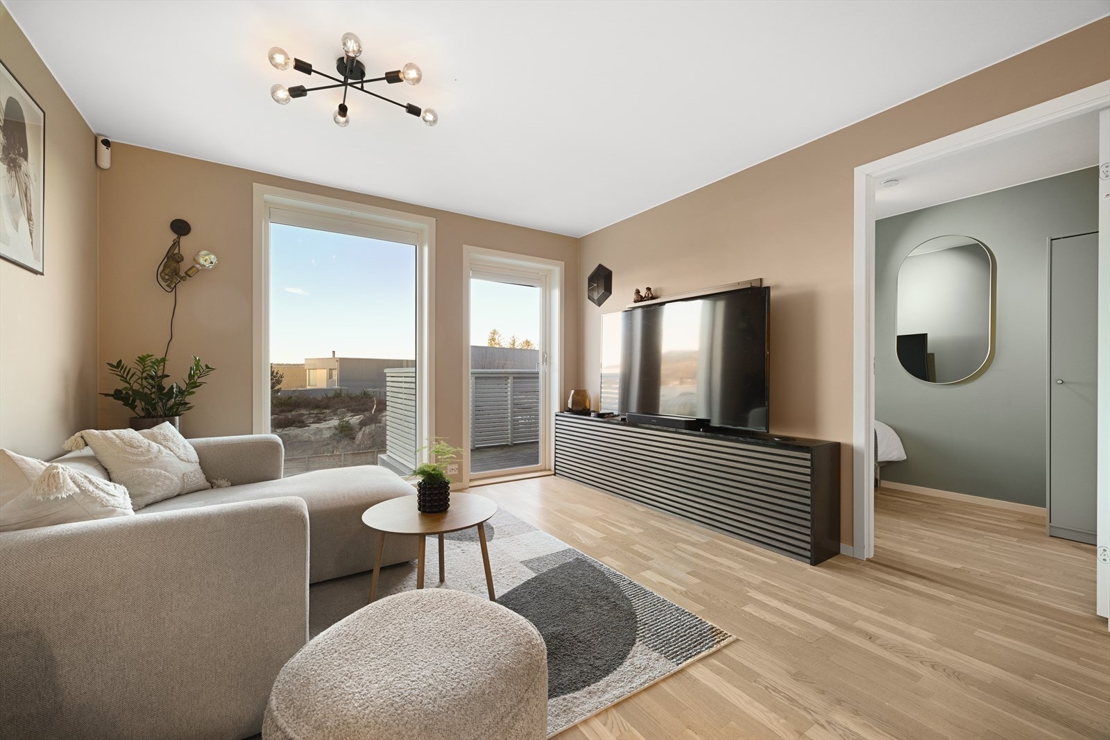 Store vinduer sørger for rikt, naturlig lysinnslipp, Galleribilde