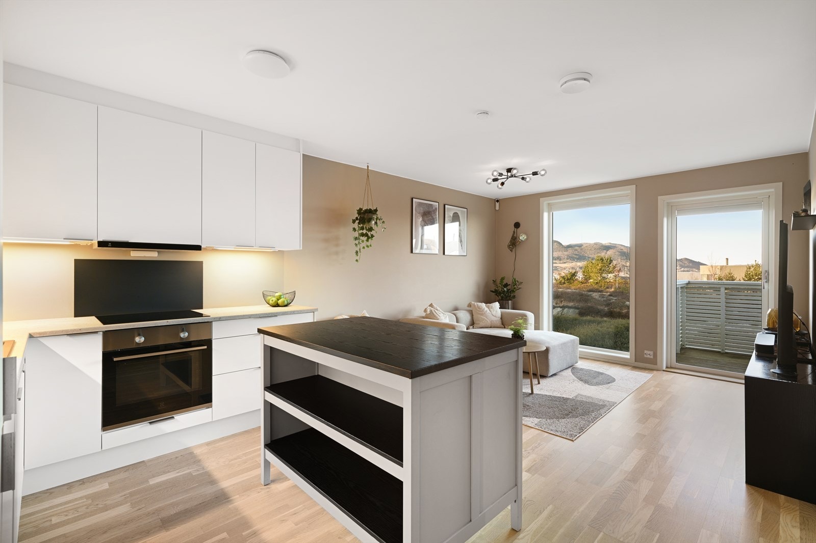 Stue med åpen kjøkkenløsning Galleribilde