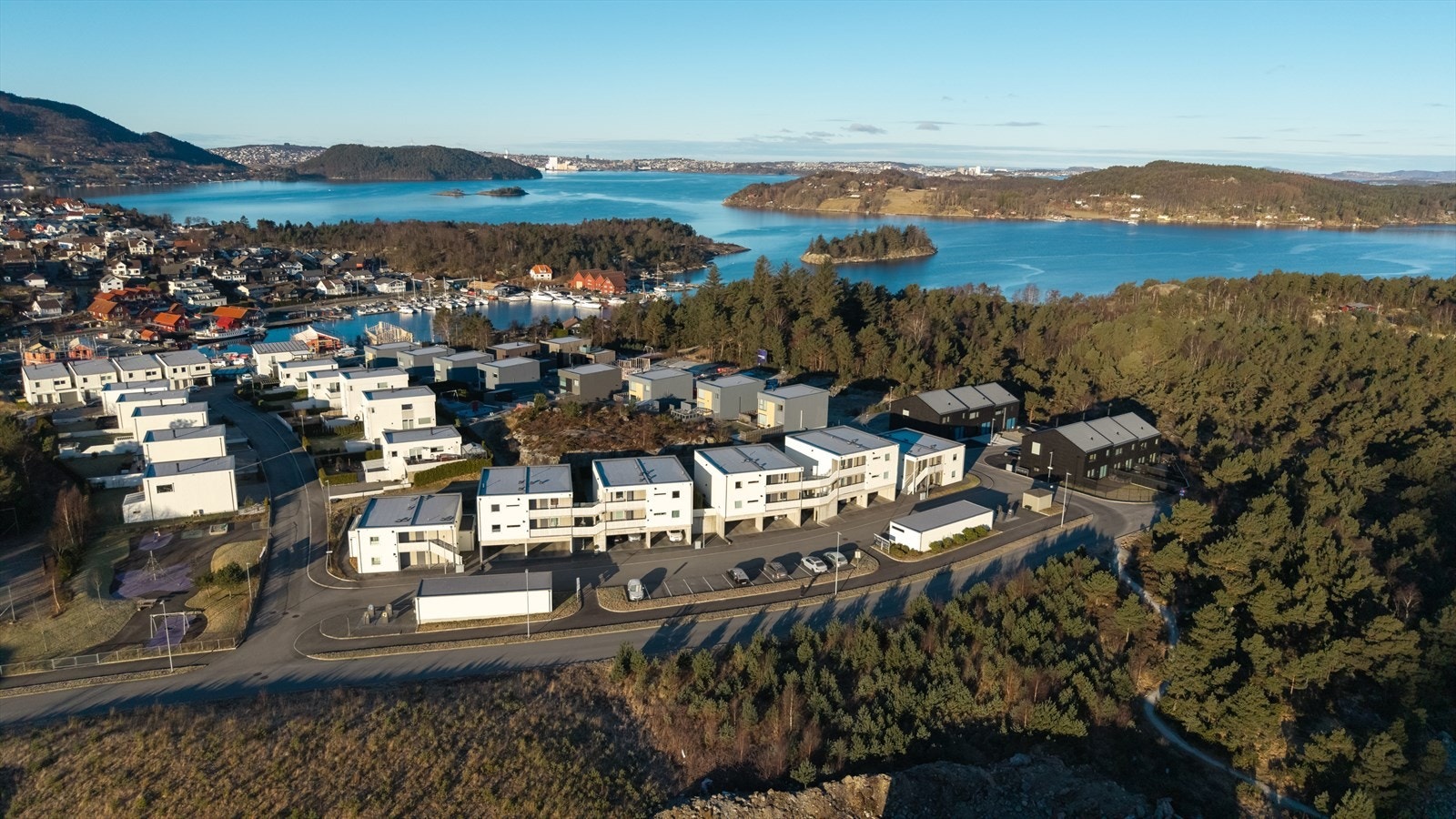 Leiligheten ligger i et rolig, hyggelig og barnevennlig boligområde på Hommersåk i Sandnes kommune. Galleribilde