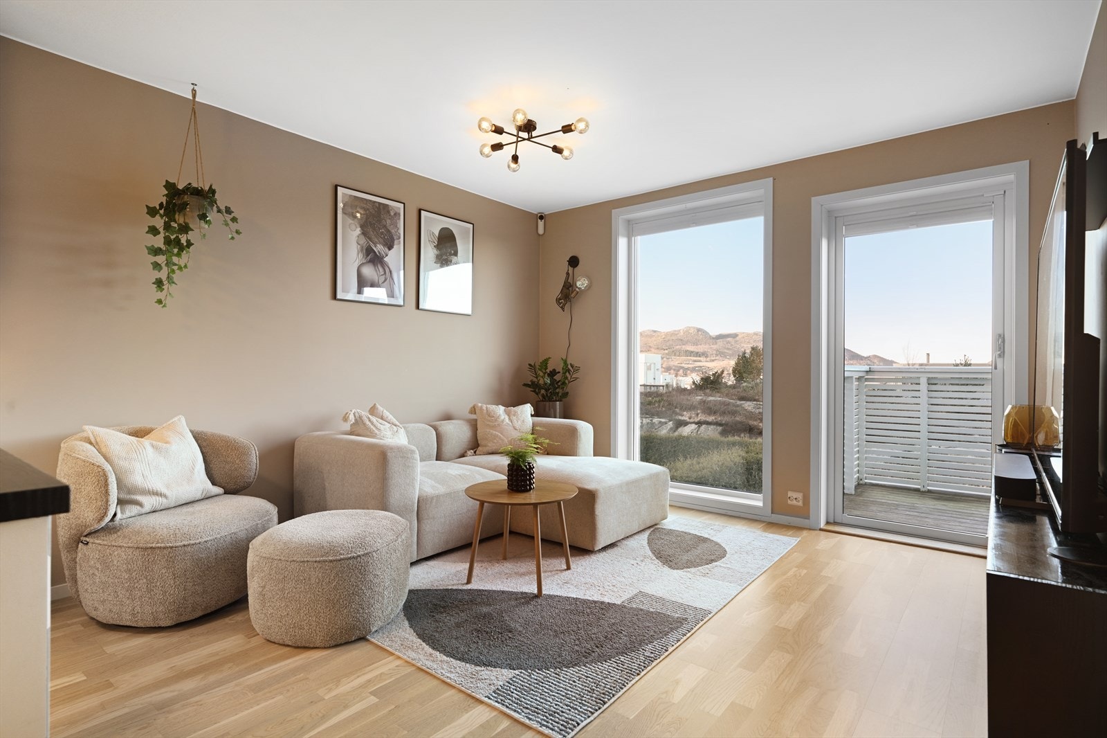 Velkommen til Amboltveien 110 c - Presenteres av EiendomsMegler 1 | Helge Stangeland. Fotograf Truls Schaal Galleribilde