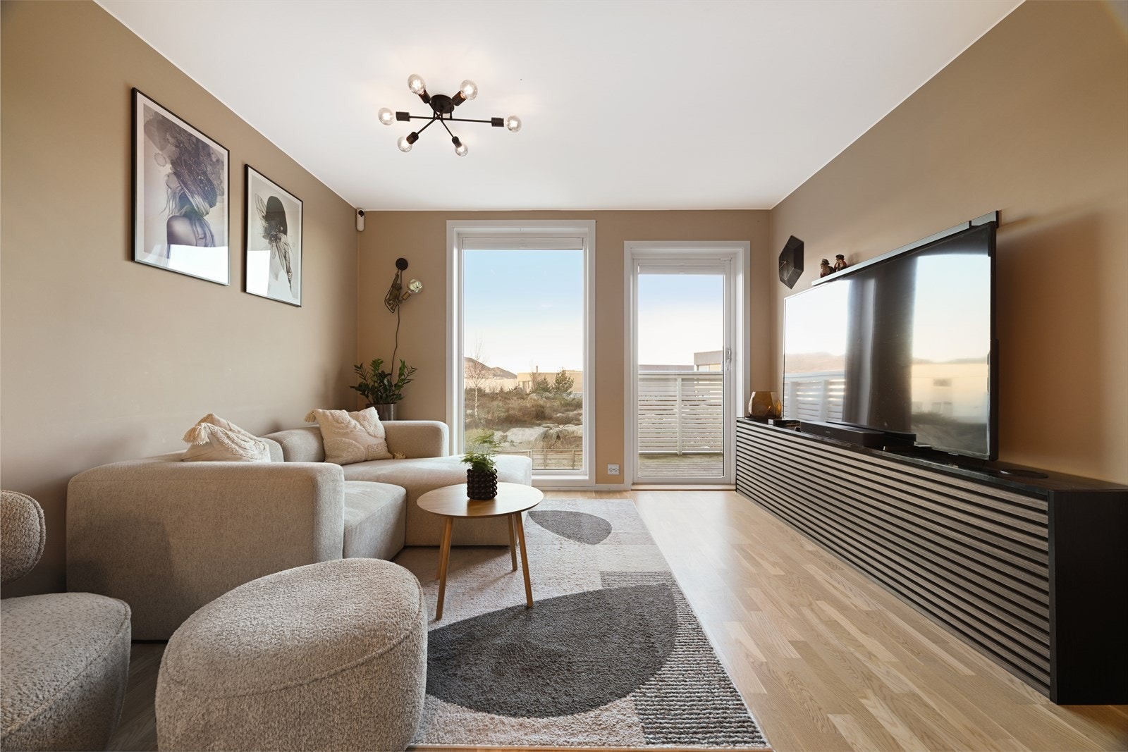 Stuen er malte i flotte farger og gulvene er belagt med parkett Galleribilde