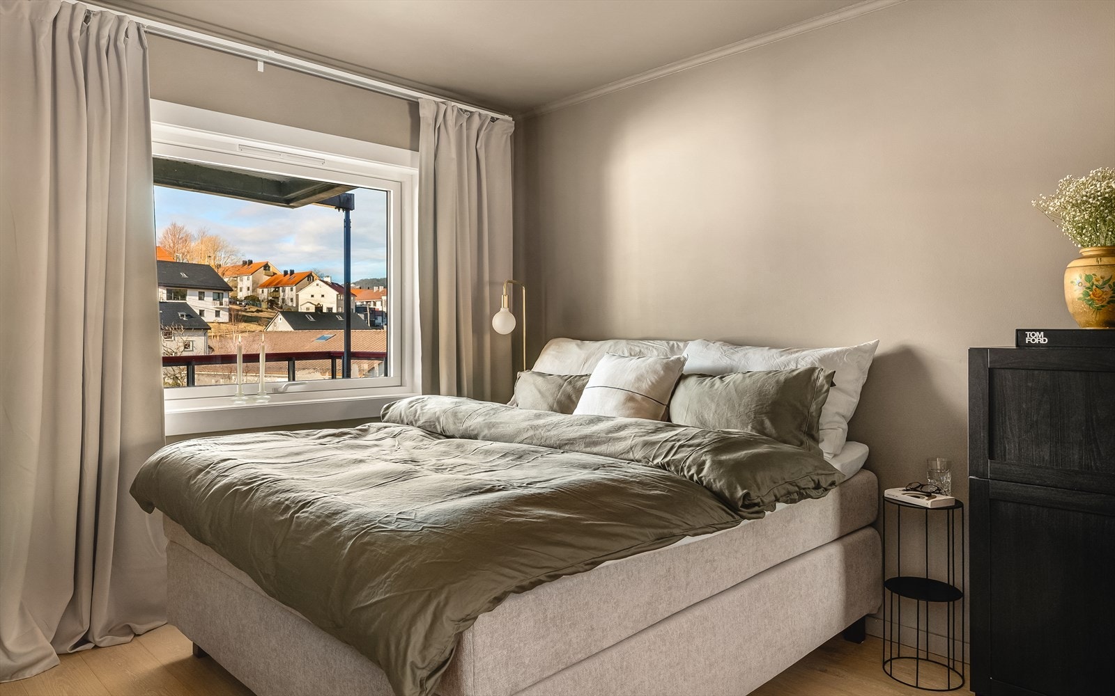 Soverommet er målt til 15,1m² og det er rikelig med garderobeskap og dobbeltseng. Galleribilde