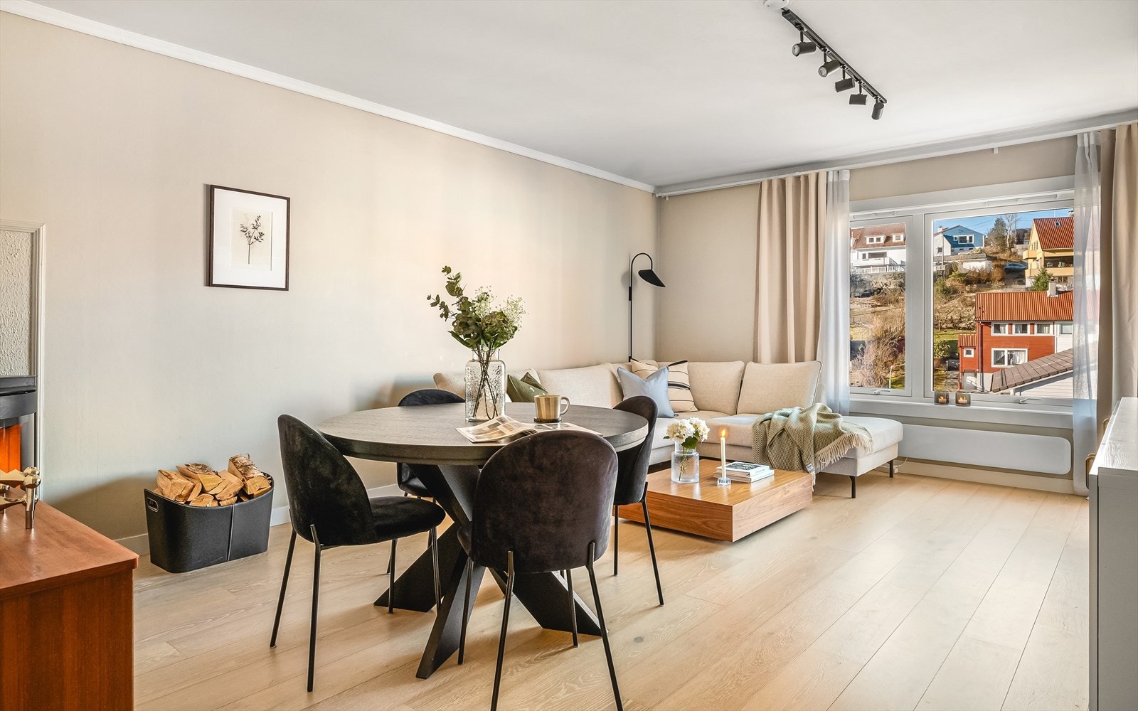 Velkommen inn! Stuen er av god størrelse på 22,4 m². Overflatene er malt i tidsriktige fargepaletter og på gulvet er det lagt en fin 1-stavs eikeparkett Galleribilde