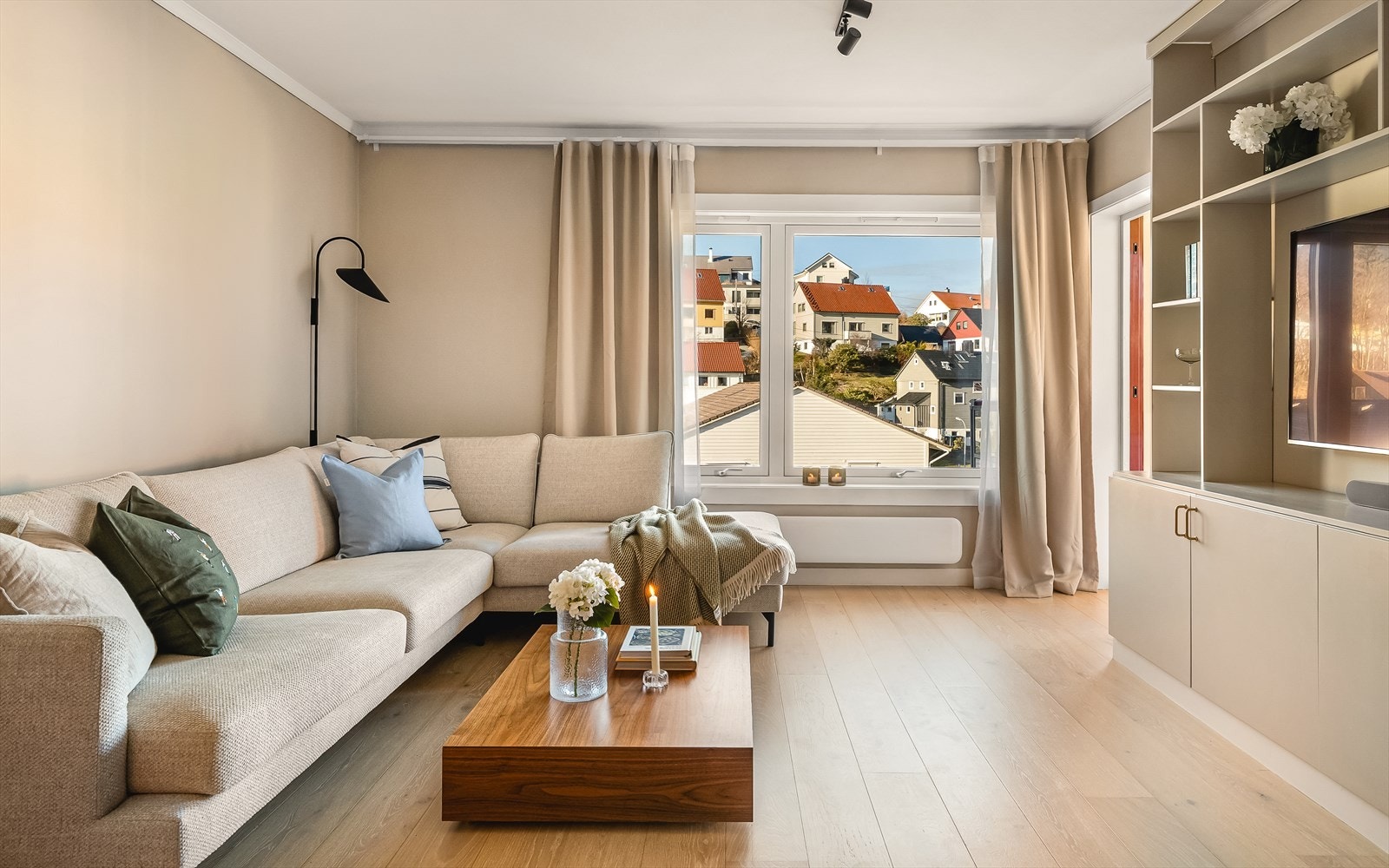 Store vindusflater i stuen gir rikelig med naturlig lysinnslipp Galleribilde