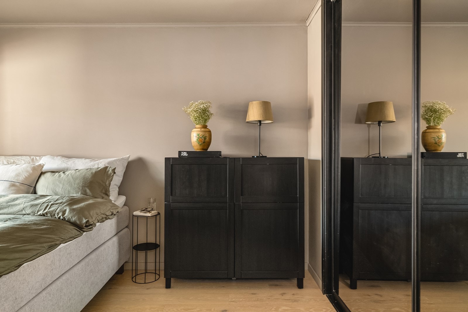 Soverommet ligger rett ved stuen og er malt i tidsriktige farger, med parkett på gulv og stort garderobeskap med god plass til klær. Galleribilde