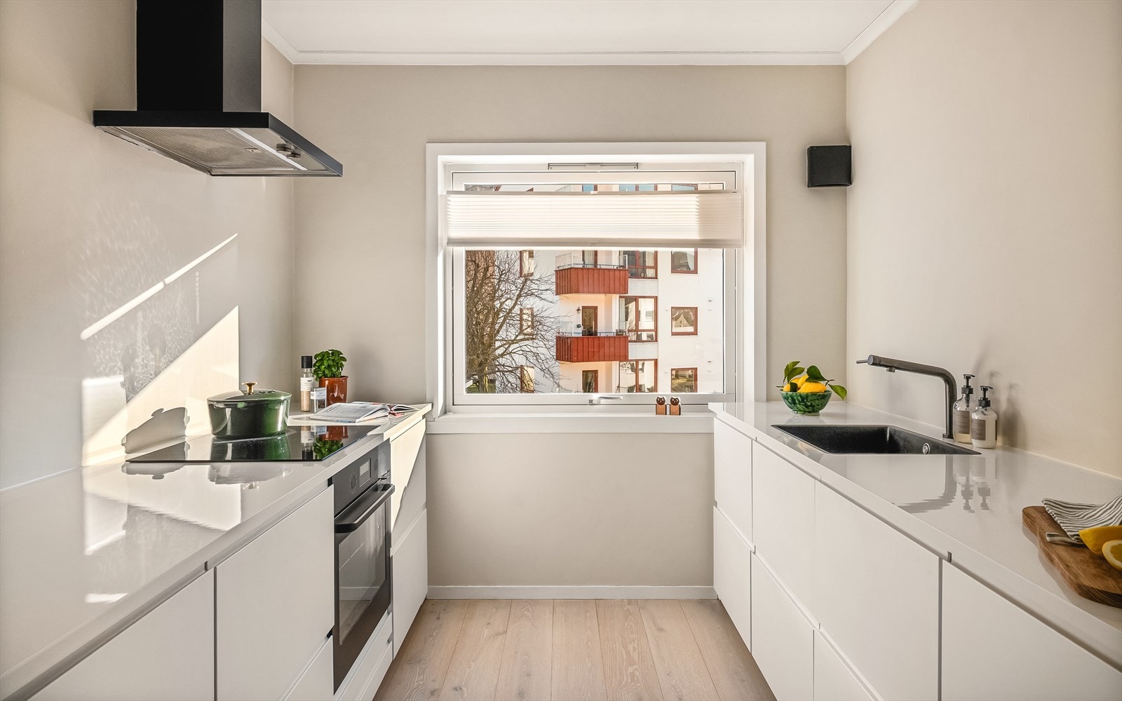 Leiligheten har en et romslig kjøkken på 8,9 m², hvor man har god skap og benkeplass Galleribilde