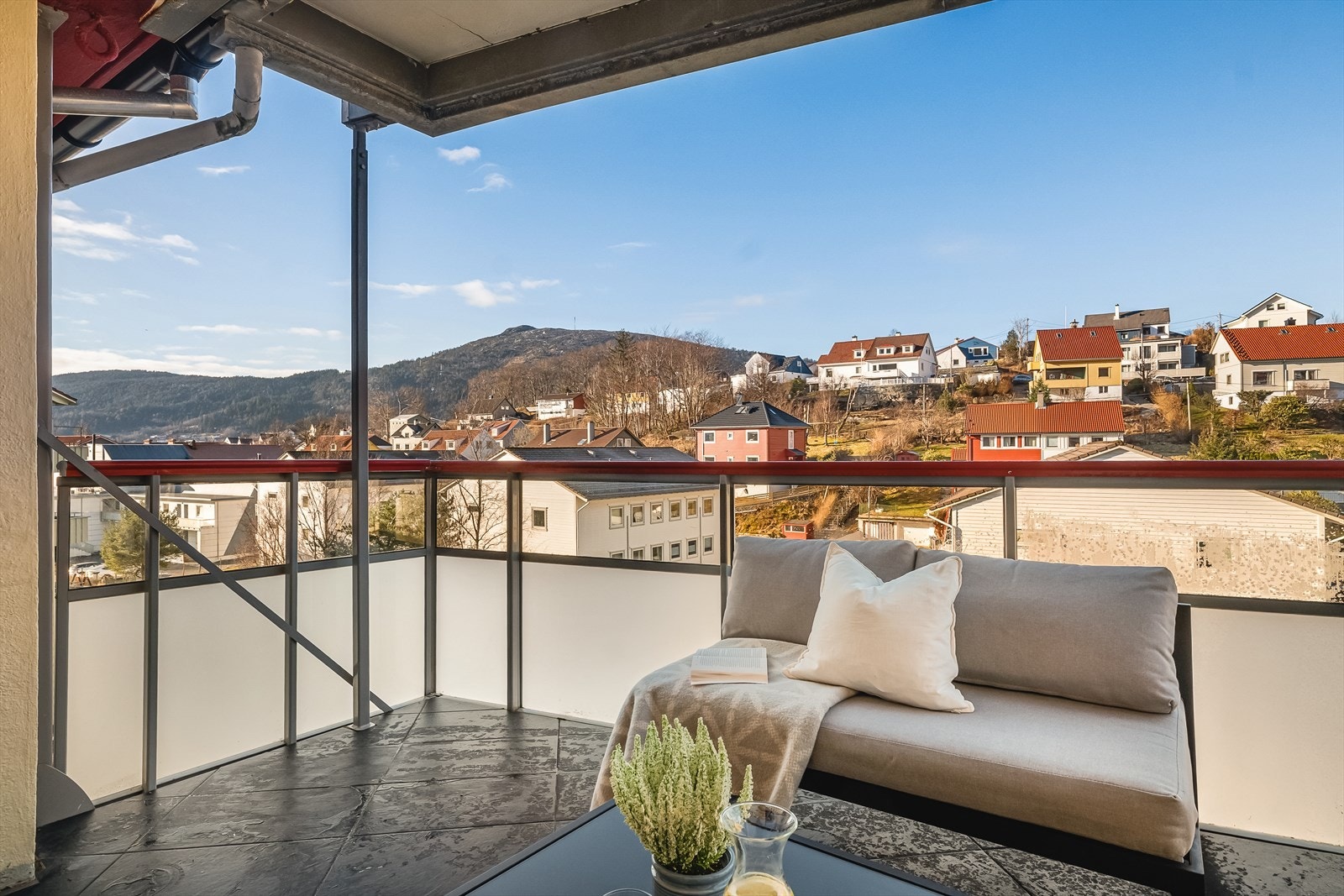 Balkongen ligger solrikt til med fin utsikt mot byfjellene og det er god plass til utemøbler. Galleribilde