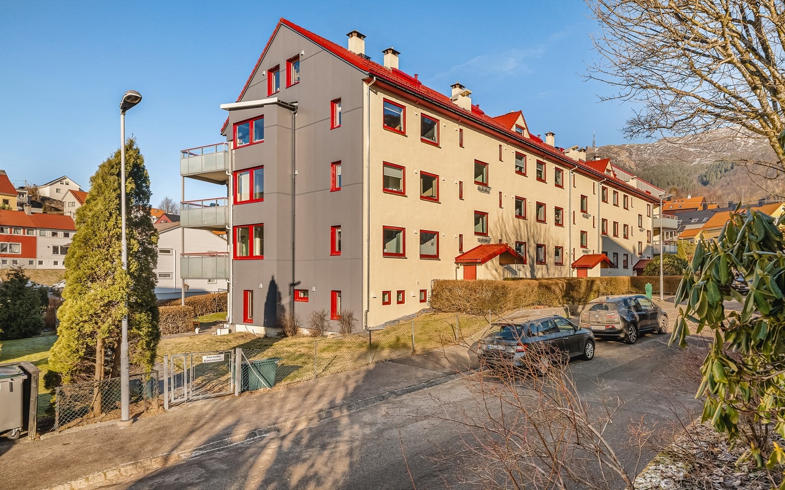 Ny Landås Boliglag Avd. F består av flere blokker med tilsammen 51 leiligheter og har en svært sentral plassering på Landås med kort vei til alt Galleribilde