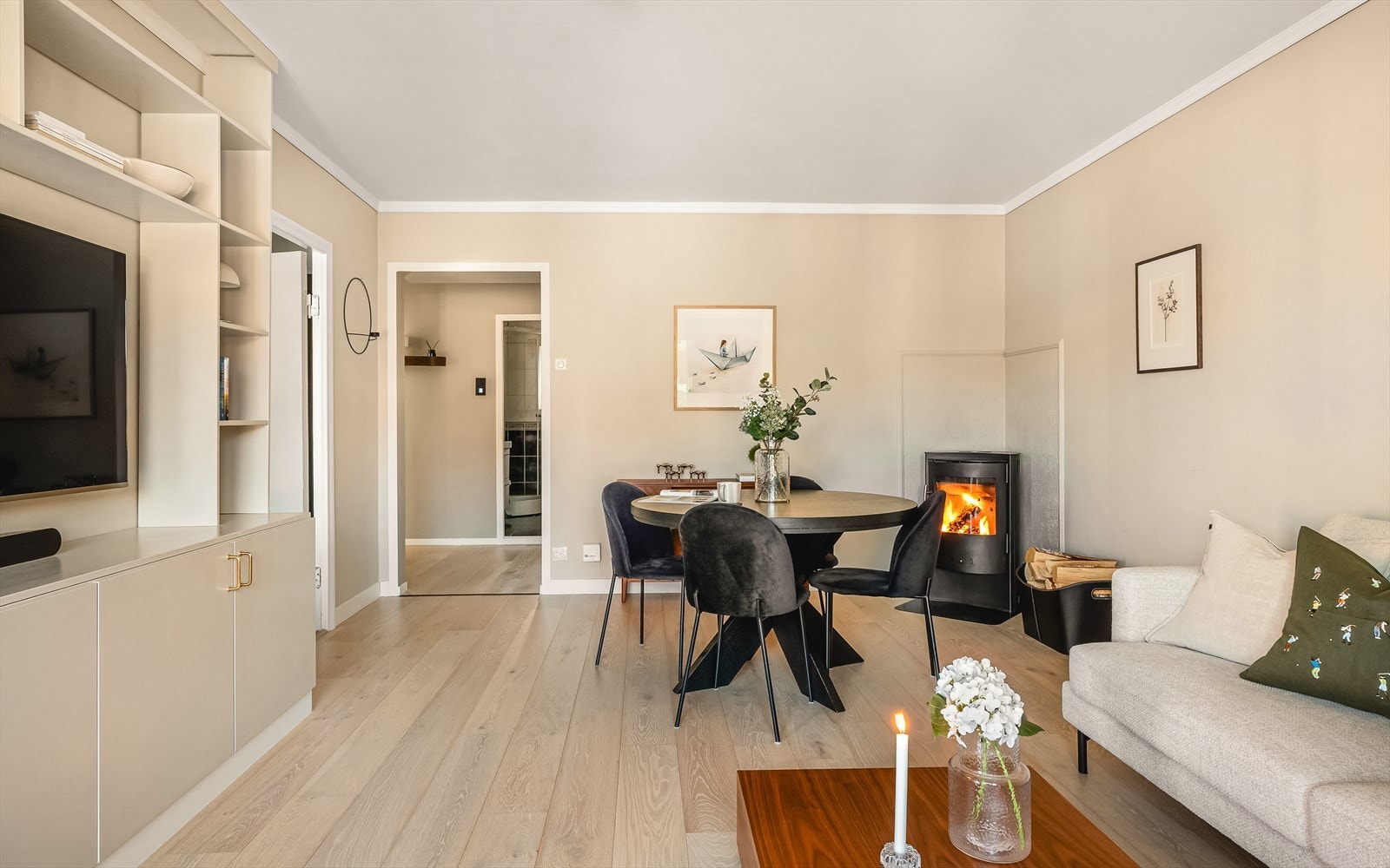 Stuen er svært romslig med god plass til både sofa- og spisegruppe. I tillegg har selger plassbygget et tv-møblement hvor det er rikelig med oppbevaringsplass Galleribilde