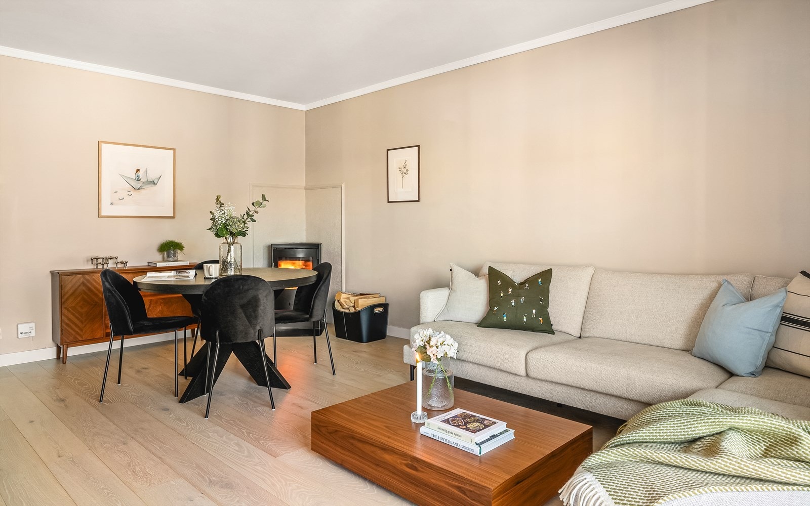 I tillegg er det vedovn i stuen som gir god oppvarming på kalde vinterdager. Galleribilde