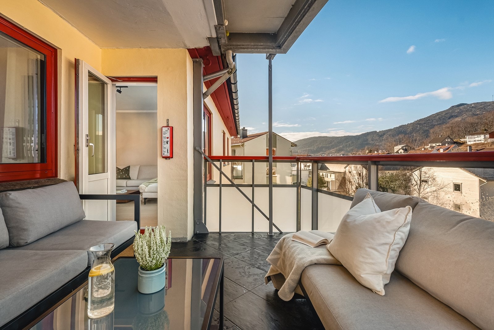 Leiligheten har en fin beliggenhet i byggets 3 etasje og man har særdeles lite innsyn Galleribilde