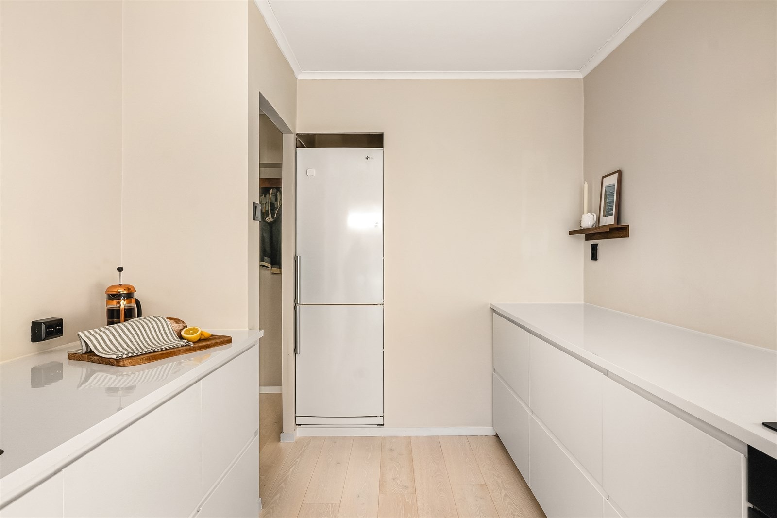 Kjøkkenet er godt utnyttet og om man ønsker er det både muligheter for å installere overskap/hyller. Galleribilde