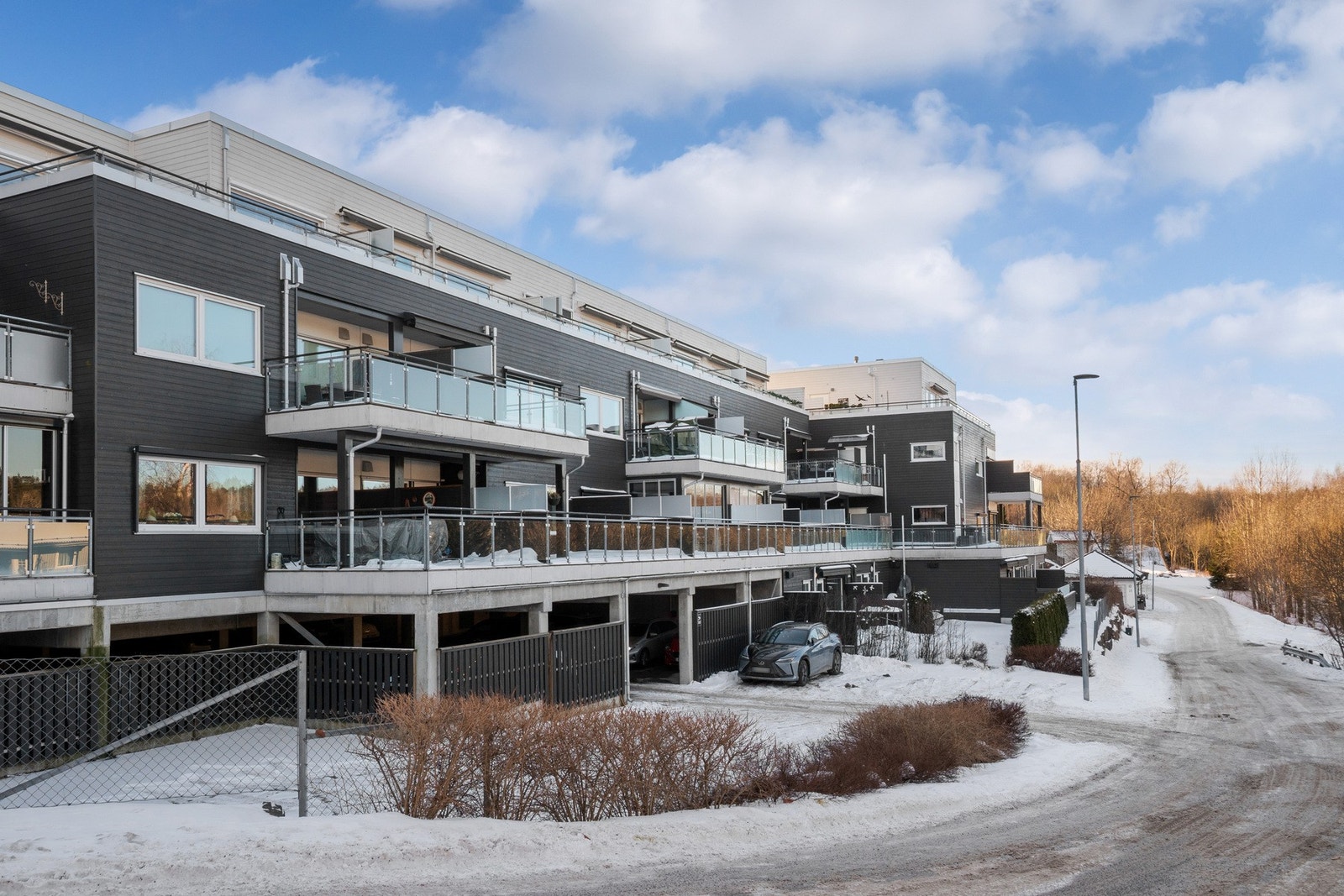 Fasade mot vest hvor denne leiligheten ligger på toppen Galleribilde