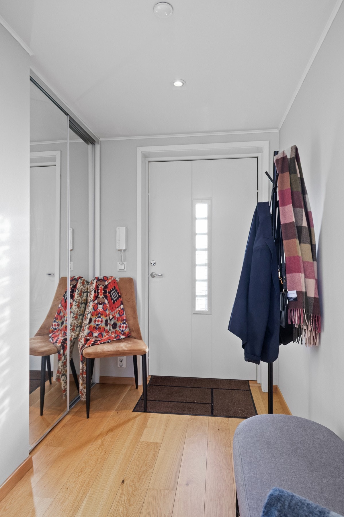 Skyvedørsgarderobe med speildører i en plassbesparende nisje, samt porttelefon Galleribilde
