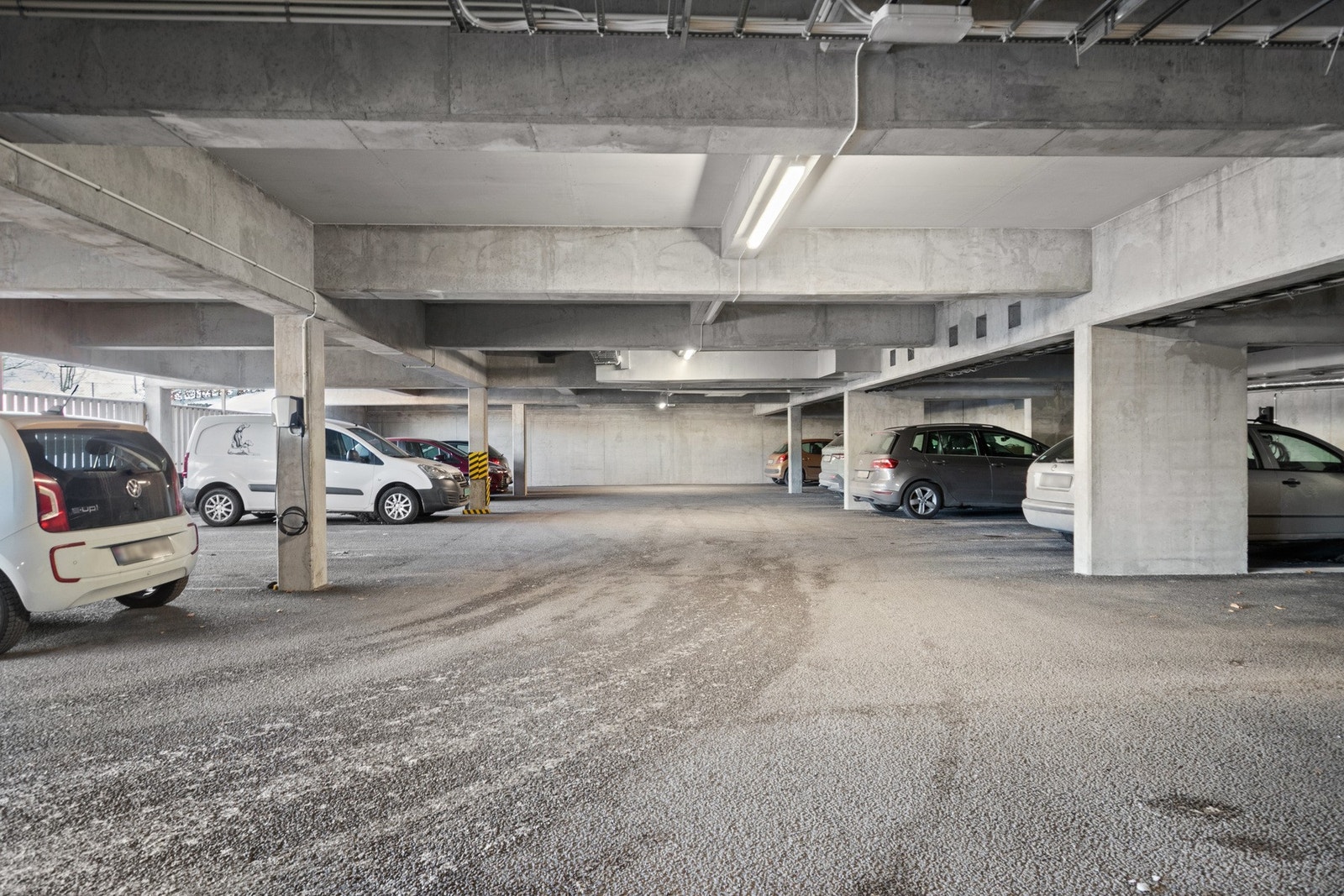 Felles parkeringsanlegg i underetasjen hvor denne leiligheten disponerer en plass Galleribilde