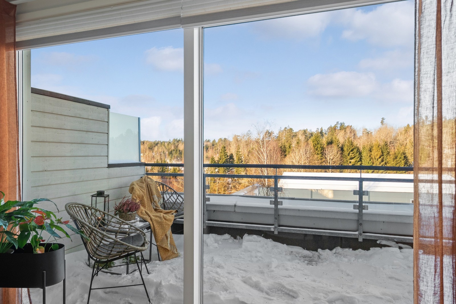 Fra stuen er det utgang til stor solrik terrasse mot vest med sen kveldssol! Galleribilde