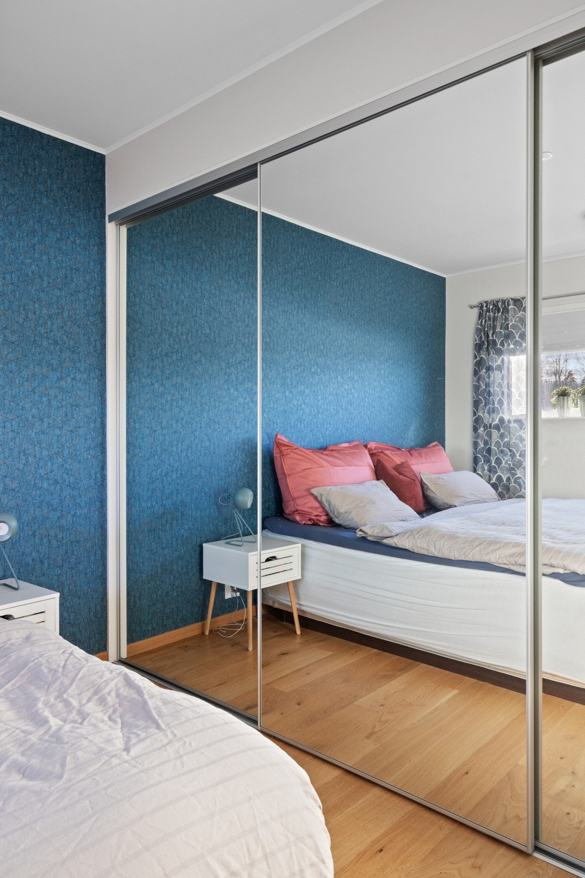Skyvdørsgarderobe med speildører, og innvendig hyller og oppheng Galleribilde
