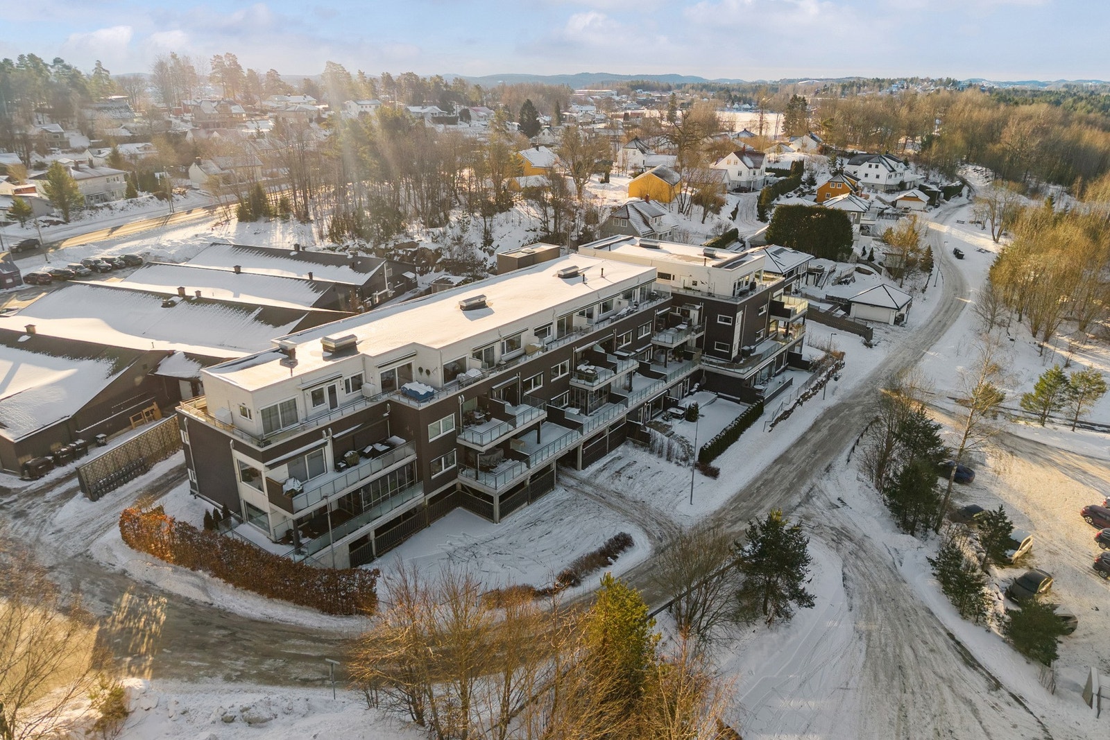 Sameiet er godt tilbaketrukket fra hovedvei og ligger svært solrikt til! Gjesteparkering på utsiden av garasjeanlegget. Galleribilde