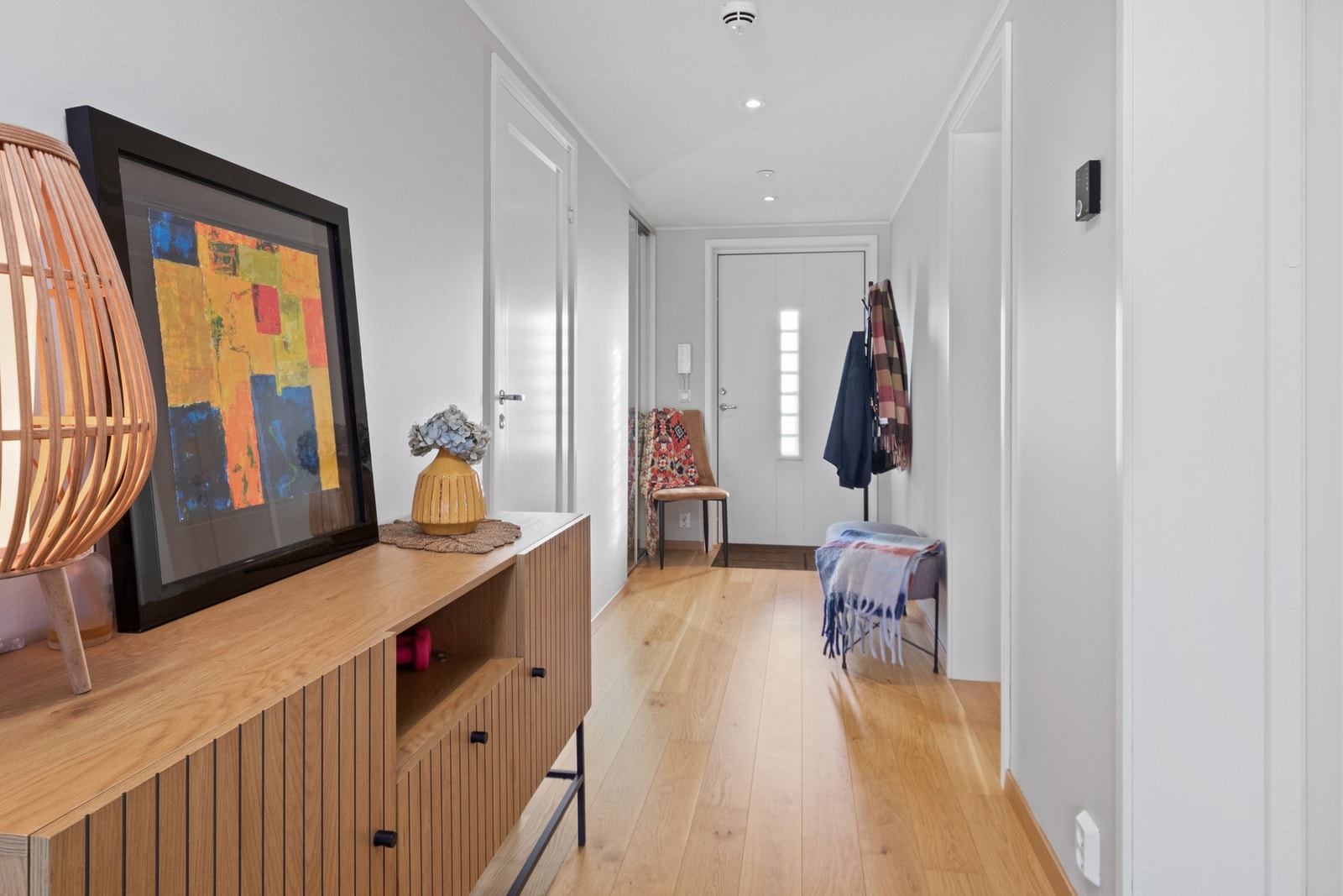 Lys romslig gang med downlights Galleribilde