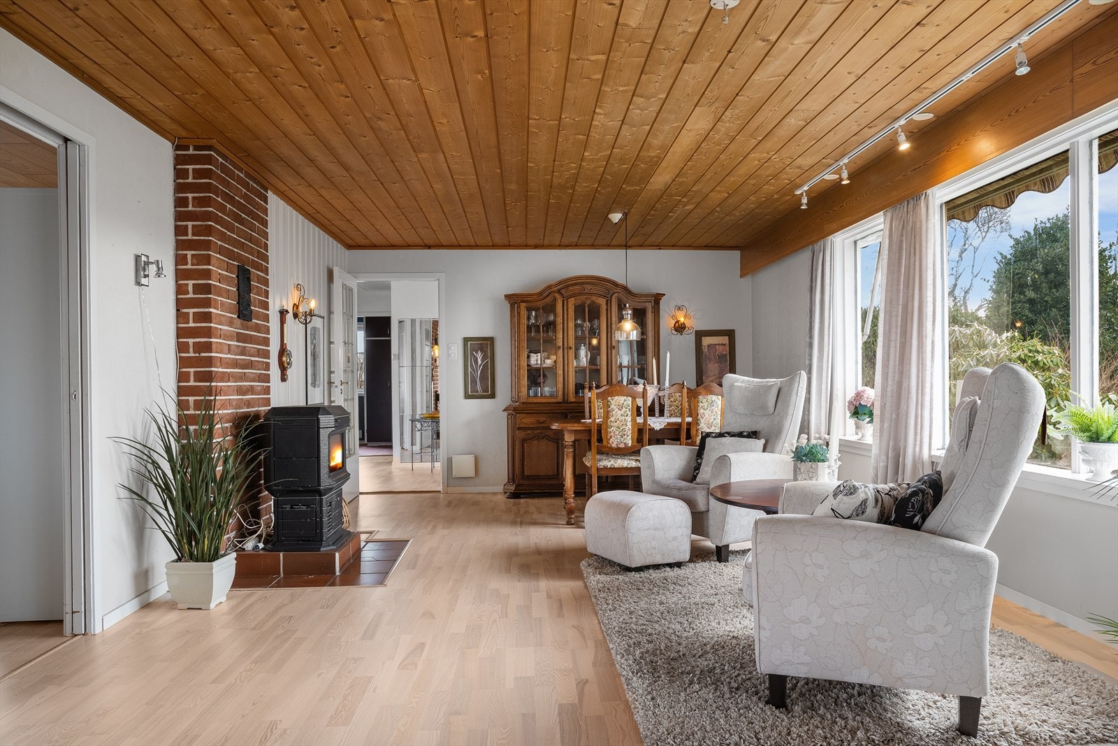 Boligen har både vedovn og varmepumpe installert. Galleribilde